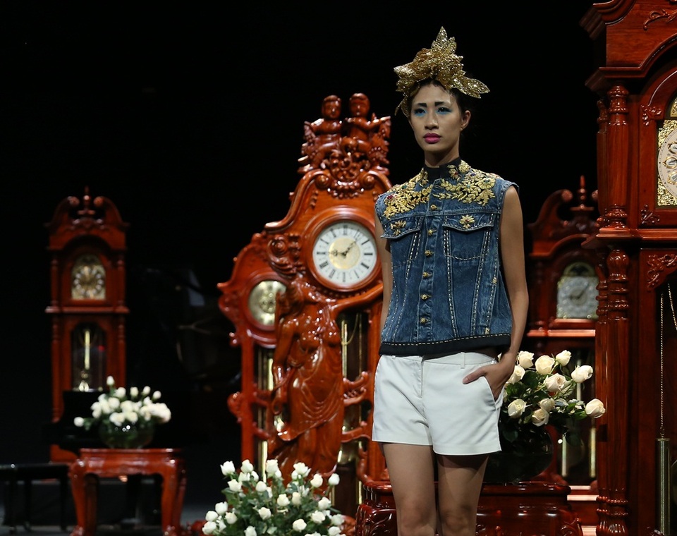 Kỹ thuật thêu vàng Dubai, vải lanh dân tộc Mông cùng được phô diễn - 3