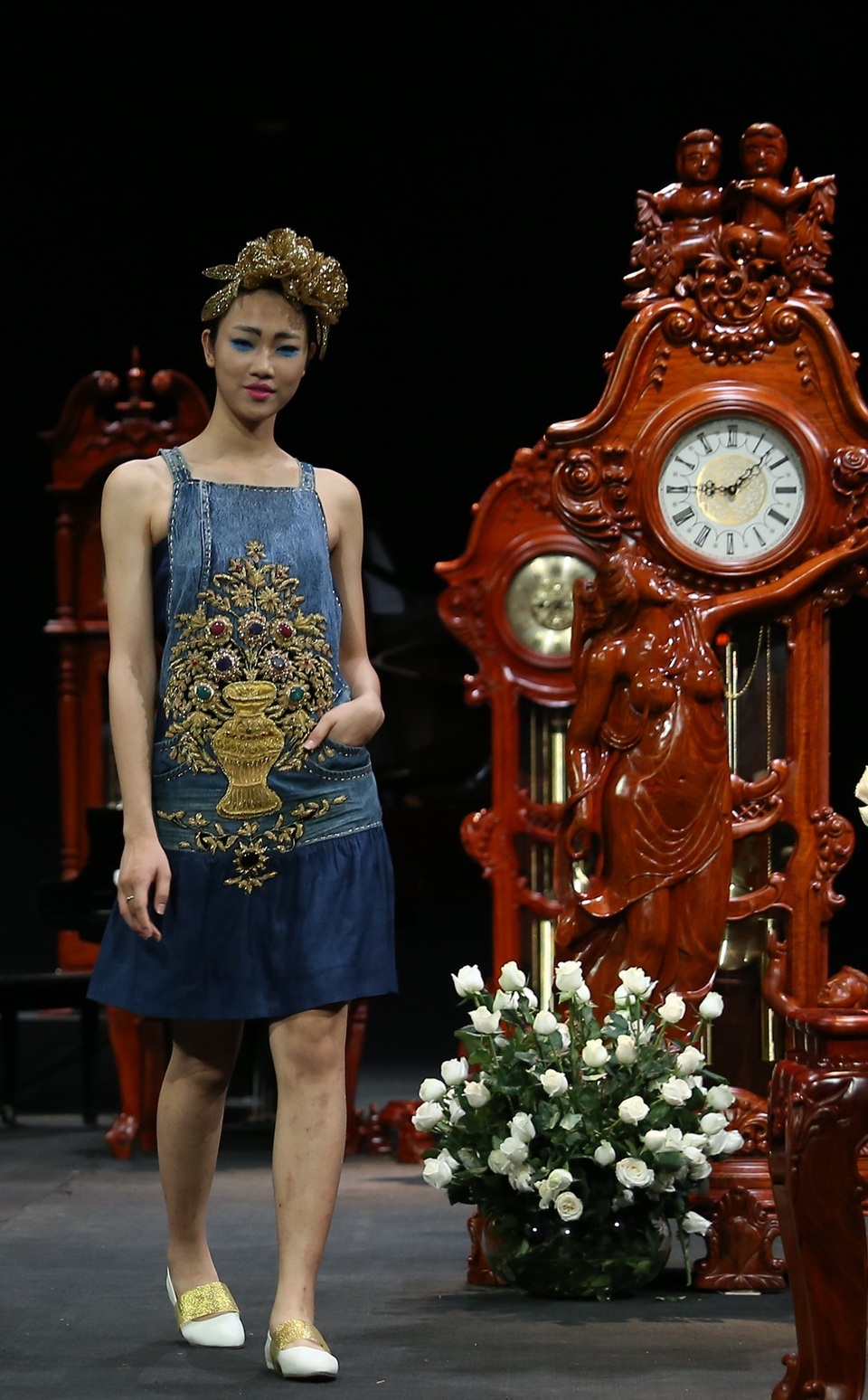 Kỹ thuật thêu vàng Dubai, vải lanh dân tộc Mông cùng được phô diễn - 4