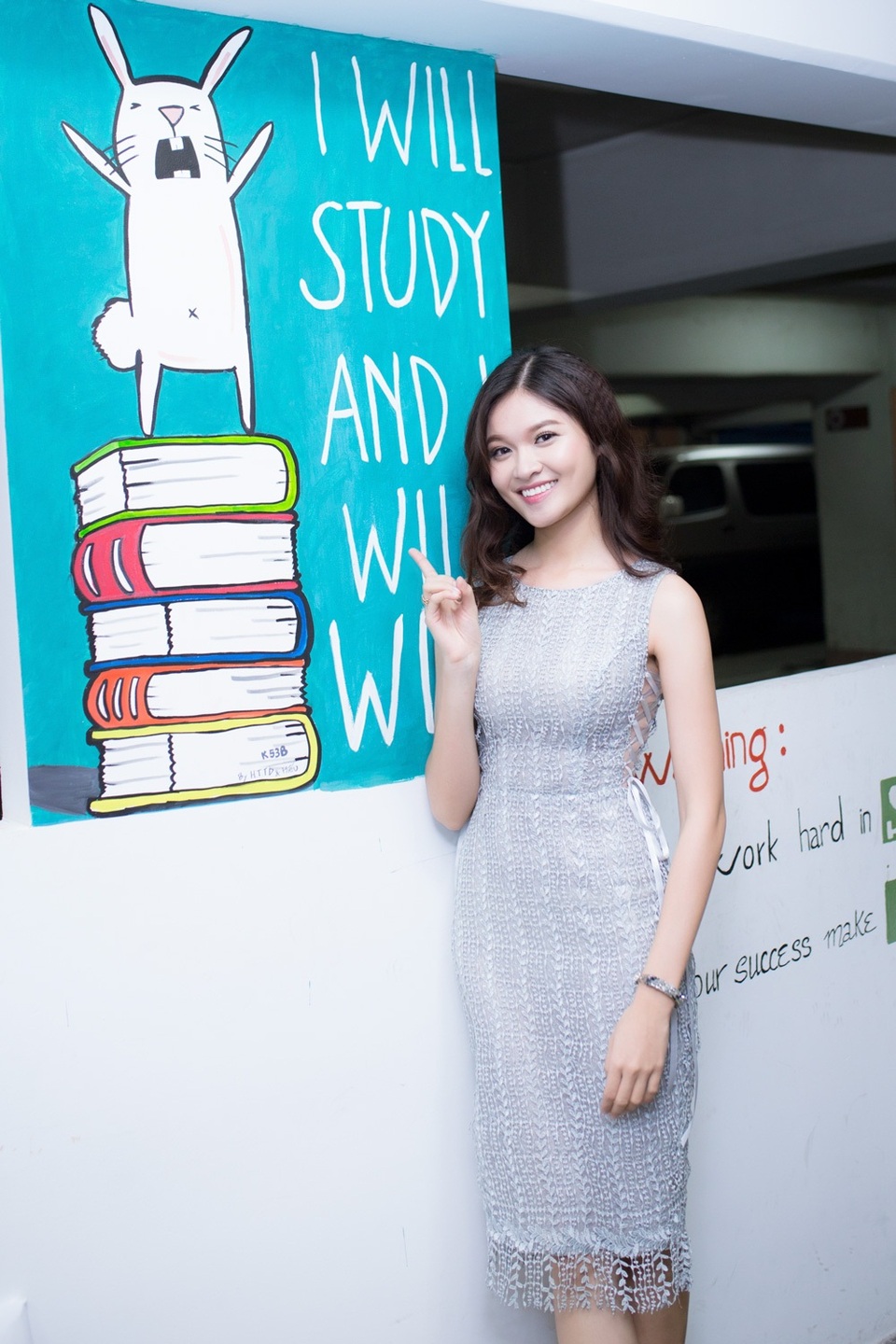 Cô tỏ ra vui mừng khi vô tình bắt gặp một bức tranh trên tường với hình ảnh vui nhộn, dễ thương. Hóa ra, đây chính là một tác phẩm nghệ thuật của cô và một người bạn. Cả hai cùng lên ý tưởng và thực hiện nhằm hưởng ứng phong trào cải thiện không gian học tập của nhà trường. Biểu ngữ I will study and I will win trên bức tranh là một câu nói cô rất tâm đắc trong học tập.