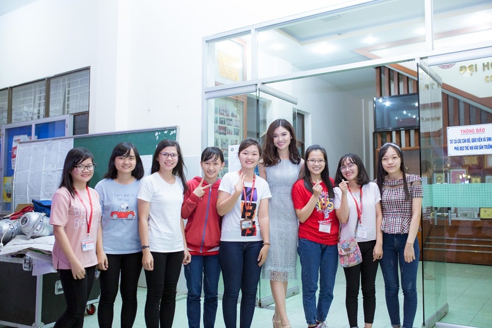 Rất nhiều tân sinh viên chủ động xin chụp ảnh lưu niệm cùng Á hậu.