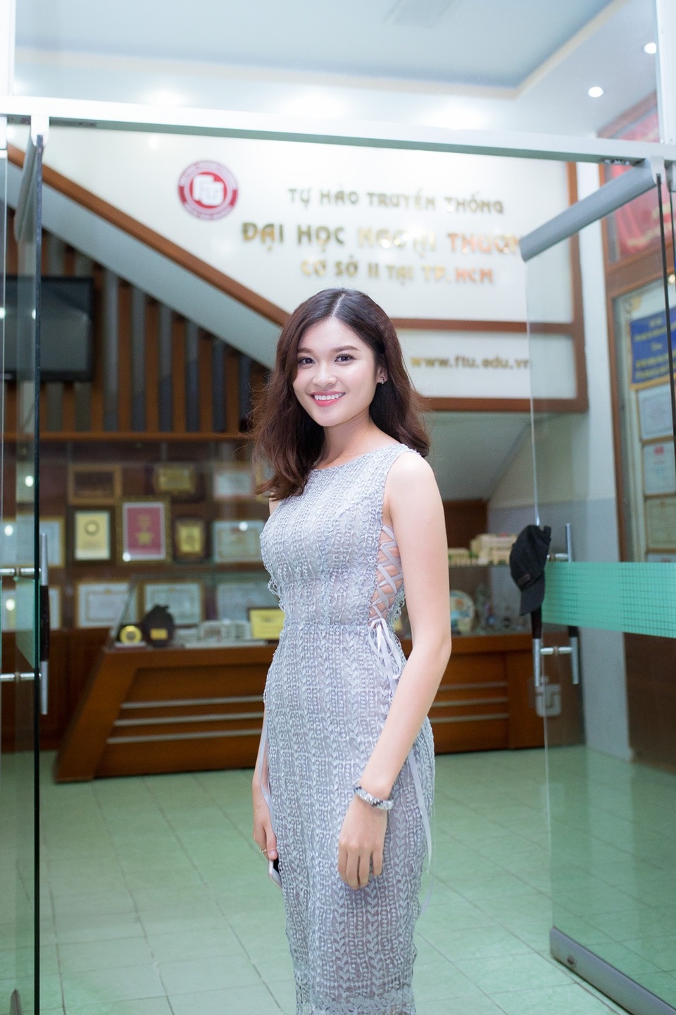 Thùy Dung diện một thiết kế váy ôm màu xám ghi hiện đại. Điểm nhấn của bộ trang phục nằm ở đường thắt eo, giúp cô khoe trọn vóc dáng thon gọn. Kiểu trang điểm đôi môi hồng cánh sen và mái tóc uốn xoăn nhẹ nhàng hoàn toàn phù hợp với không khí sự kiện.