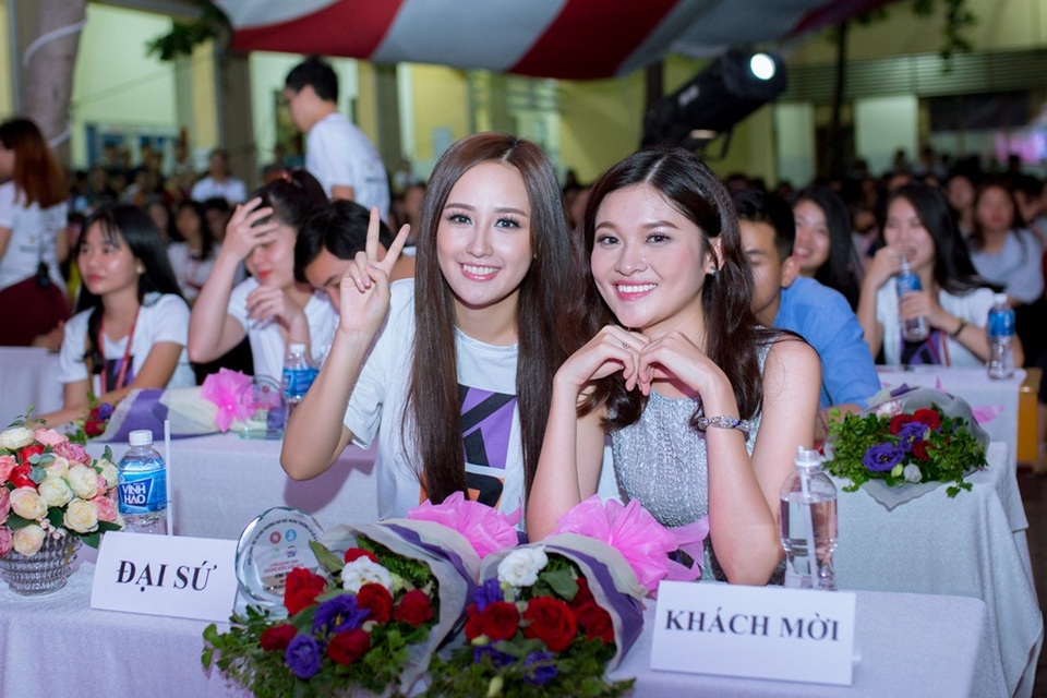 
Cô chia sẻ rằng, bản thân may mắn khi thời điểm tham gia Hoa hậu Việt Nam rơi vào mùa hè. Do đó, cô không mất quá nhiều kiến thức quan trọng khi bước vào năm học mới. Bên cạnh đó, người đẹp cũng đón nhận nhiều sự giúp đỡ từ bạn bè và các thầy cô.
