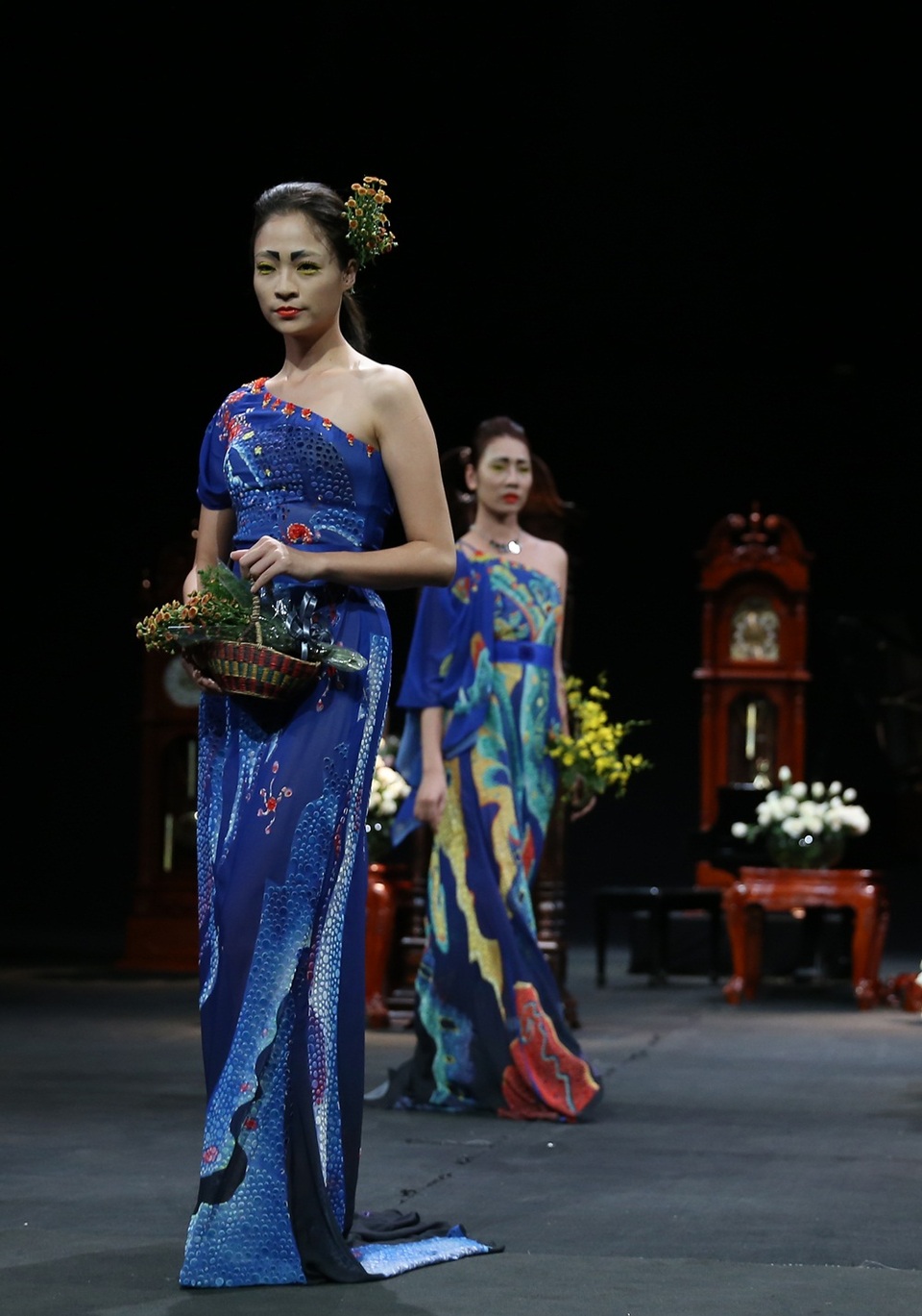 Kỹ thuật thêu vàng Dubai, vải lanh dân tộc Mông cùng được phô diễn - 10