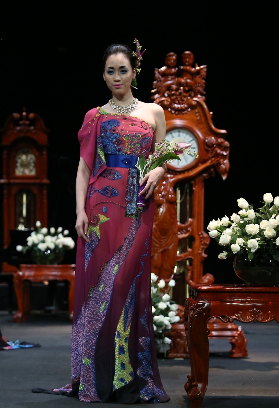 Kỹ thuật thêu vàng Dubai, vải lanh dân tộc Mông cùng được phô diễn - 11