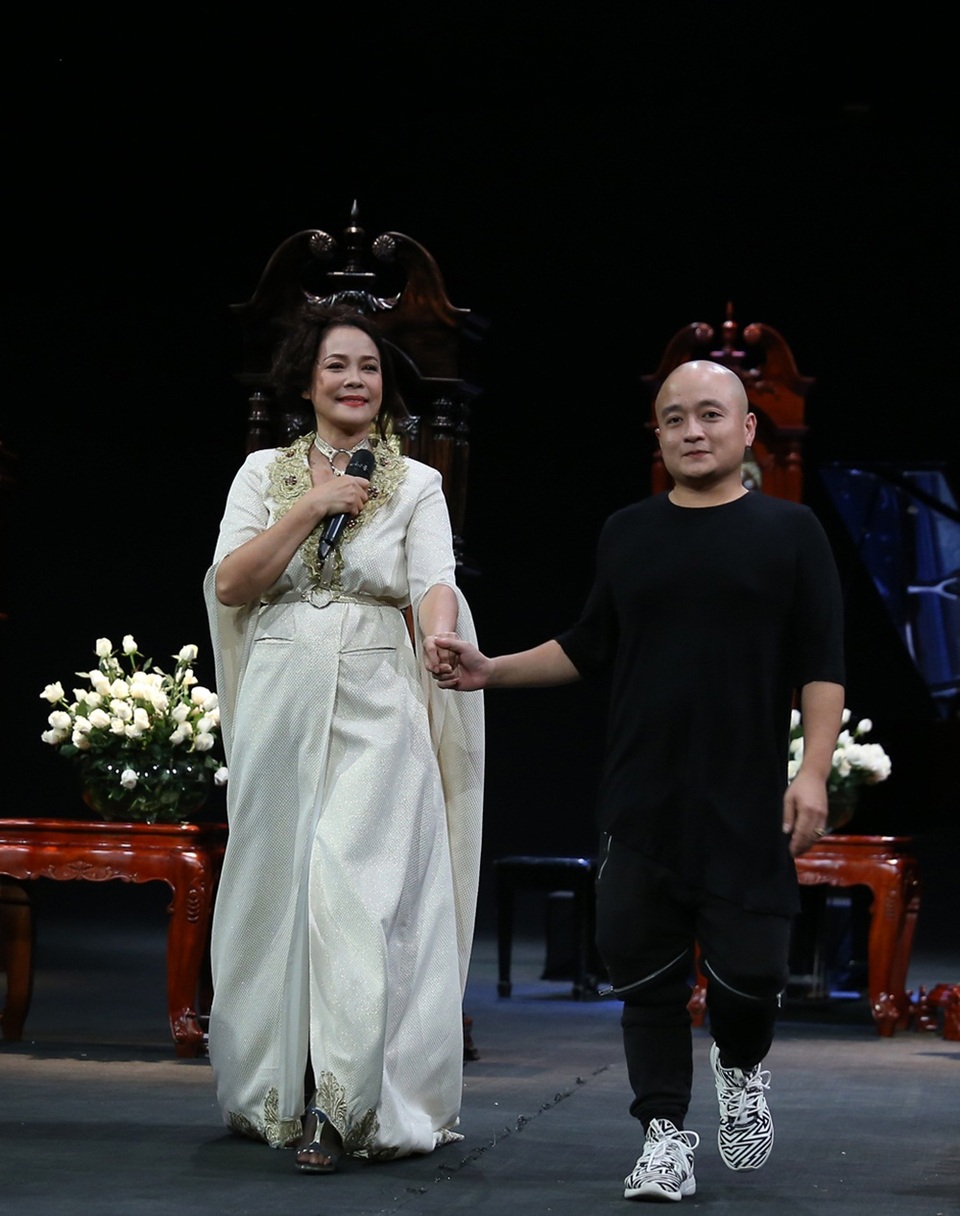 BST của NTK Cao Minh Tiến lấy màu nắng, cũng có thể là màu của mây, màu của những giọt sương khuya còn đọng lại trên những tà áo trong suốt.