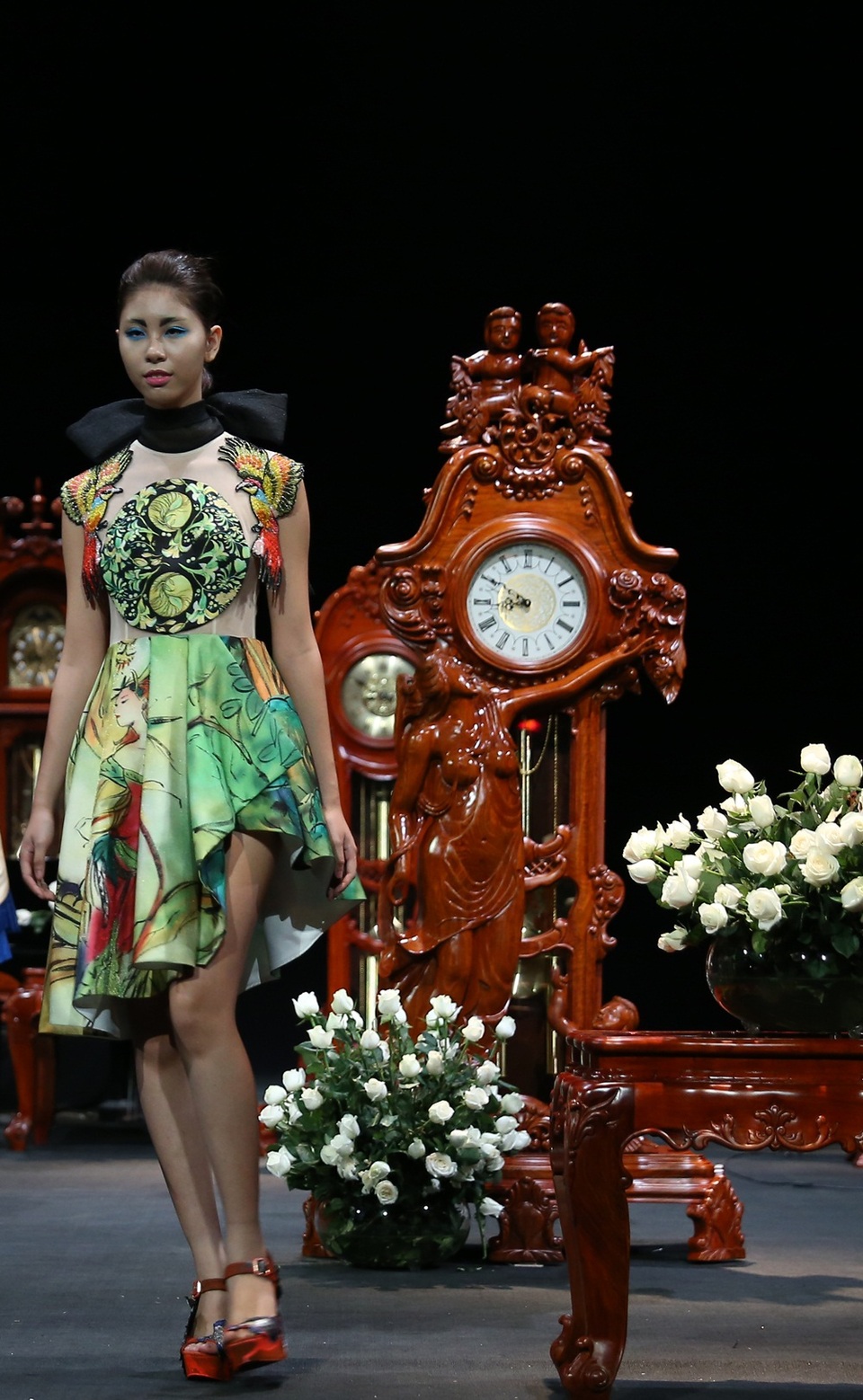 NTK Hùng Việt xây dựng BST bằng thời gian của một ngày, sương buổi sáng trong lành trong khu vườn mùa xuân, nắng ban trưa gay gắt trong khu vườn mùa hè và sự bình yên tuyệt đối cho thời gian của đêm.