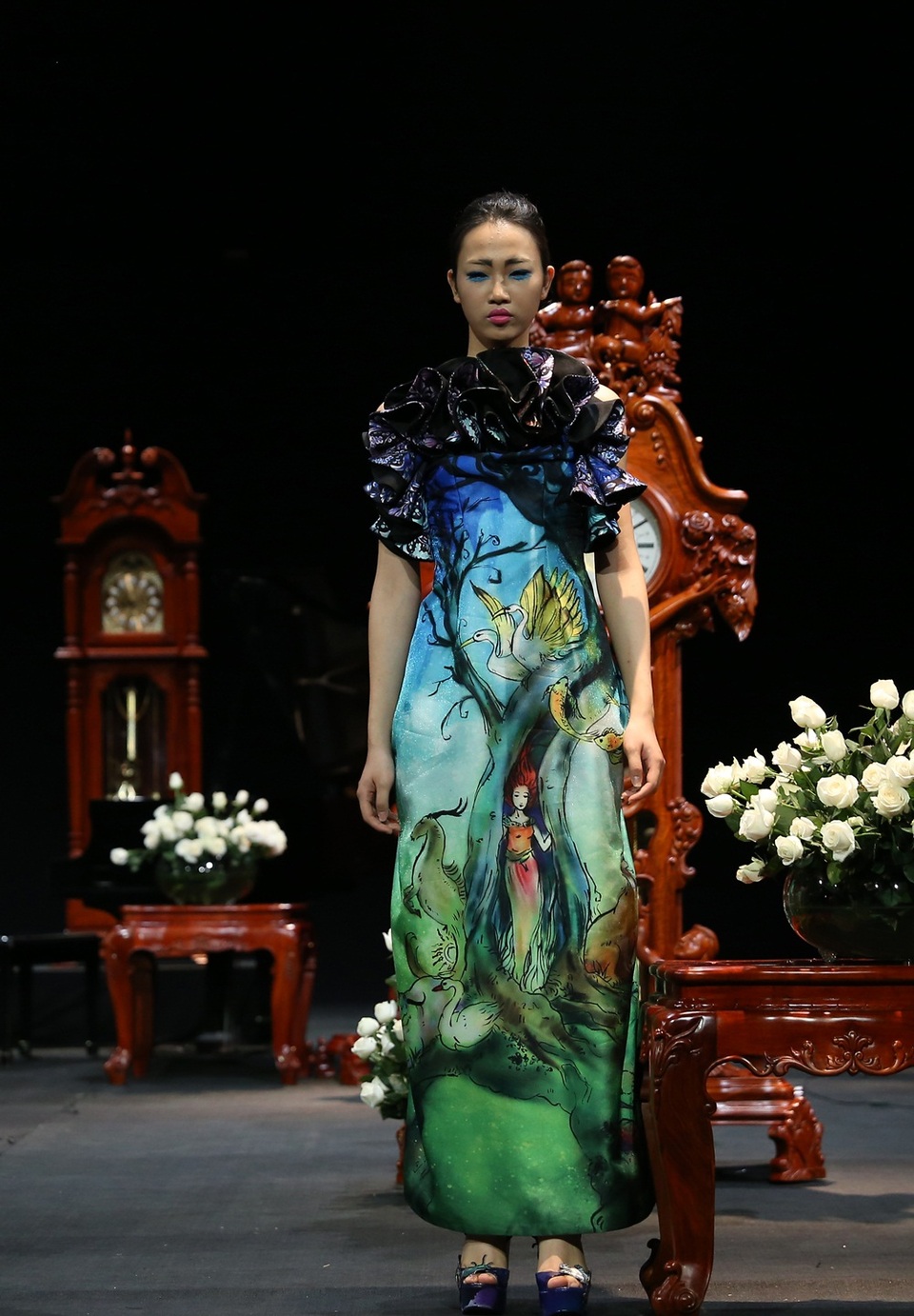 Kỹ thuật thêu vàng Dubai, vải lanh dân tộc Mông cùng được phô diễn - 16