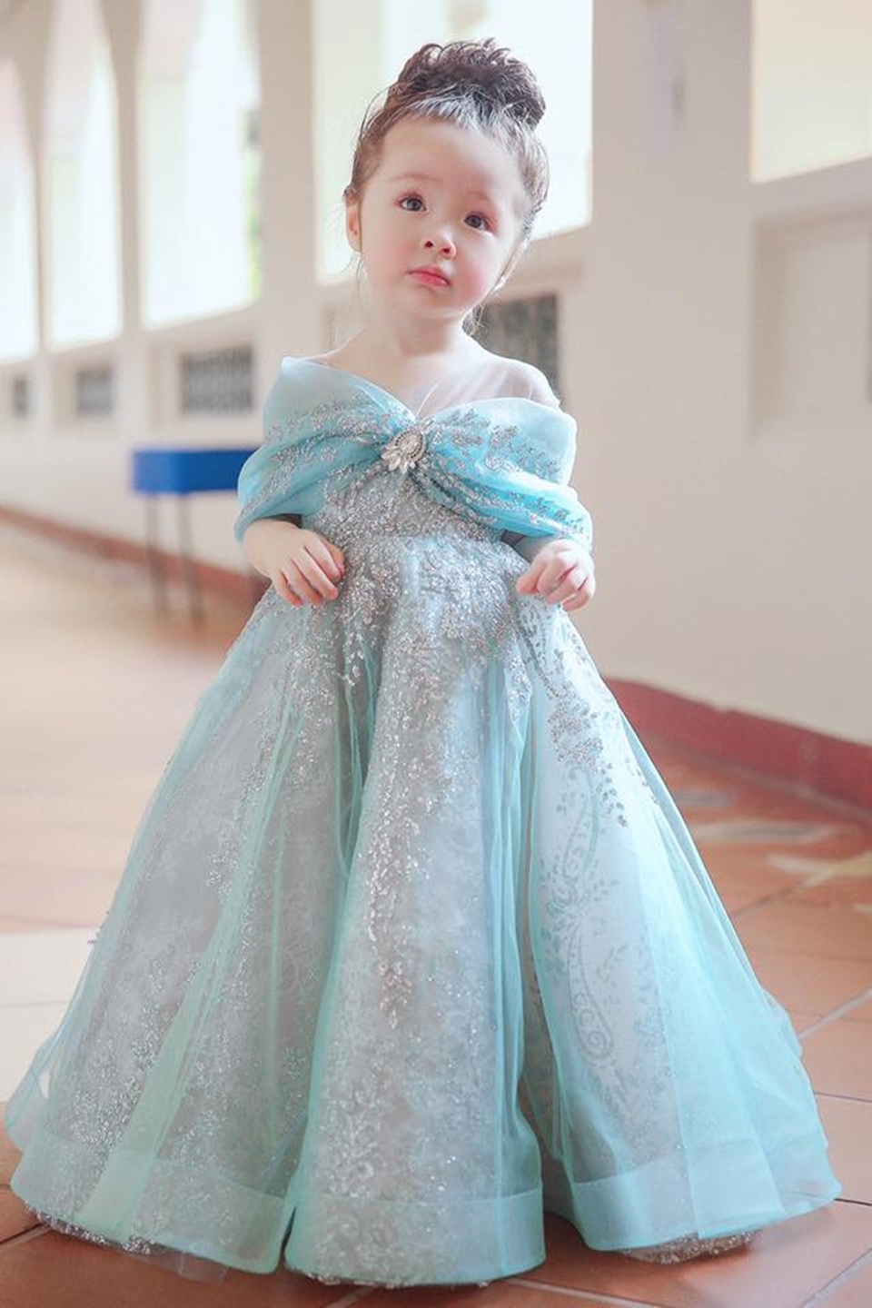 Cadie Mộc Trà “gây thương nhớ” khi hóa thành "công chúa Lọ Lem" - 1 Làn da trắng hồng, mái tóc dày, xù, vẻ đẹp lai Tây vô cùng đáng yêu là điệm cộng khiến Cadie Mộc Trà trở thành em bé được quan tâm hàng đầu của showbiz Việt. Cô bé có nick name bà bán mỳ vui tính còn hay cười và có những câu hỏi ngộ nghĩnh khiến dân tình thích thú.