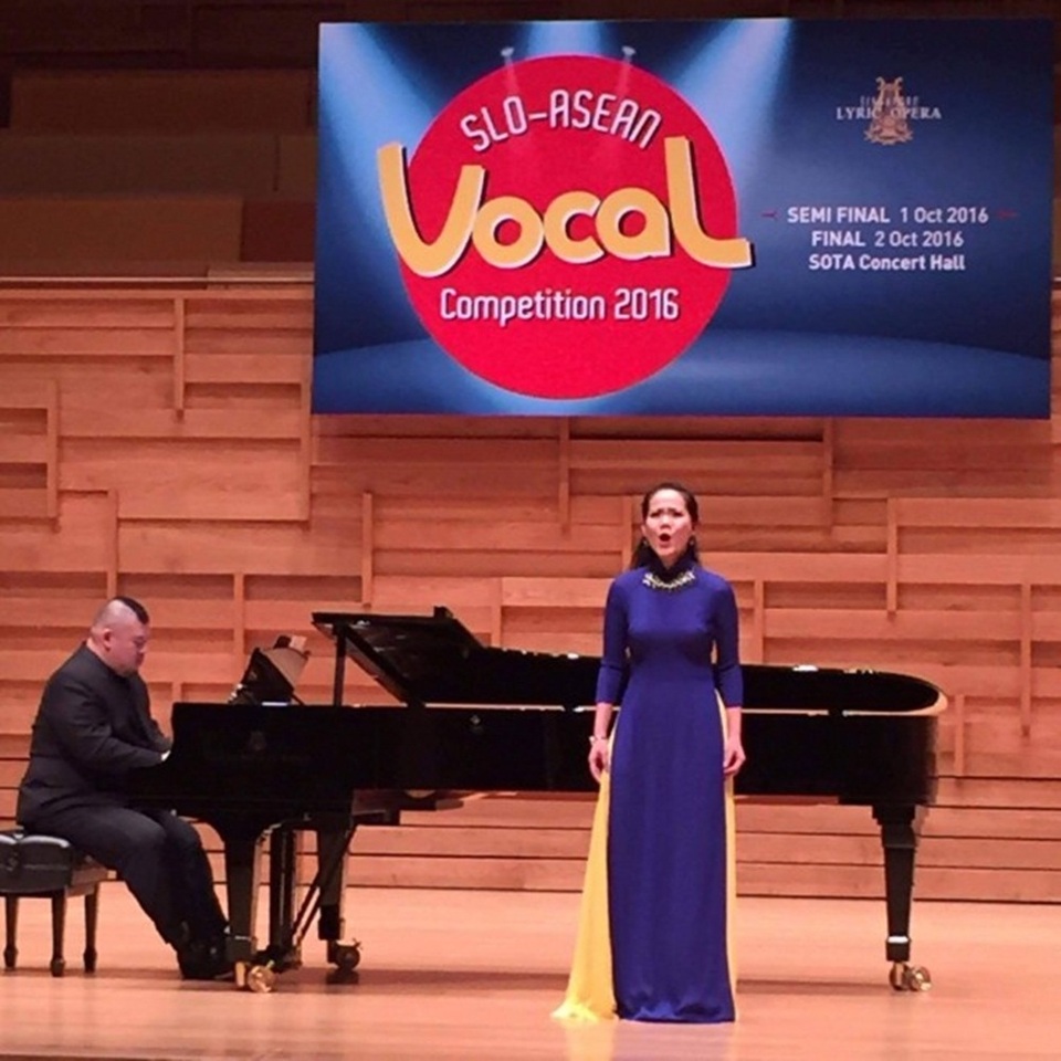 Phạm Khánh Ngọc vinh danh Việt Nam với giải Nhì opera quốc tế - 1 Phạm Khánh Ngọc biểu diễn ở Singapore trong tà áo dài duyên dáng.