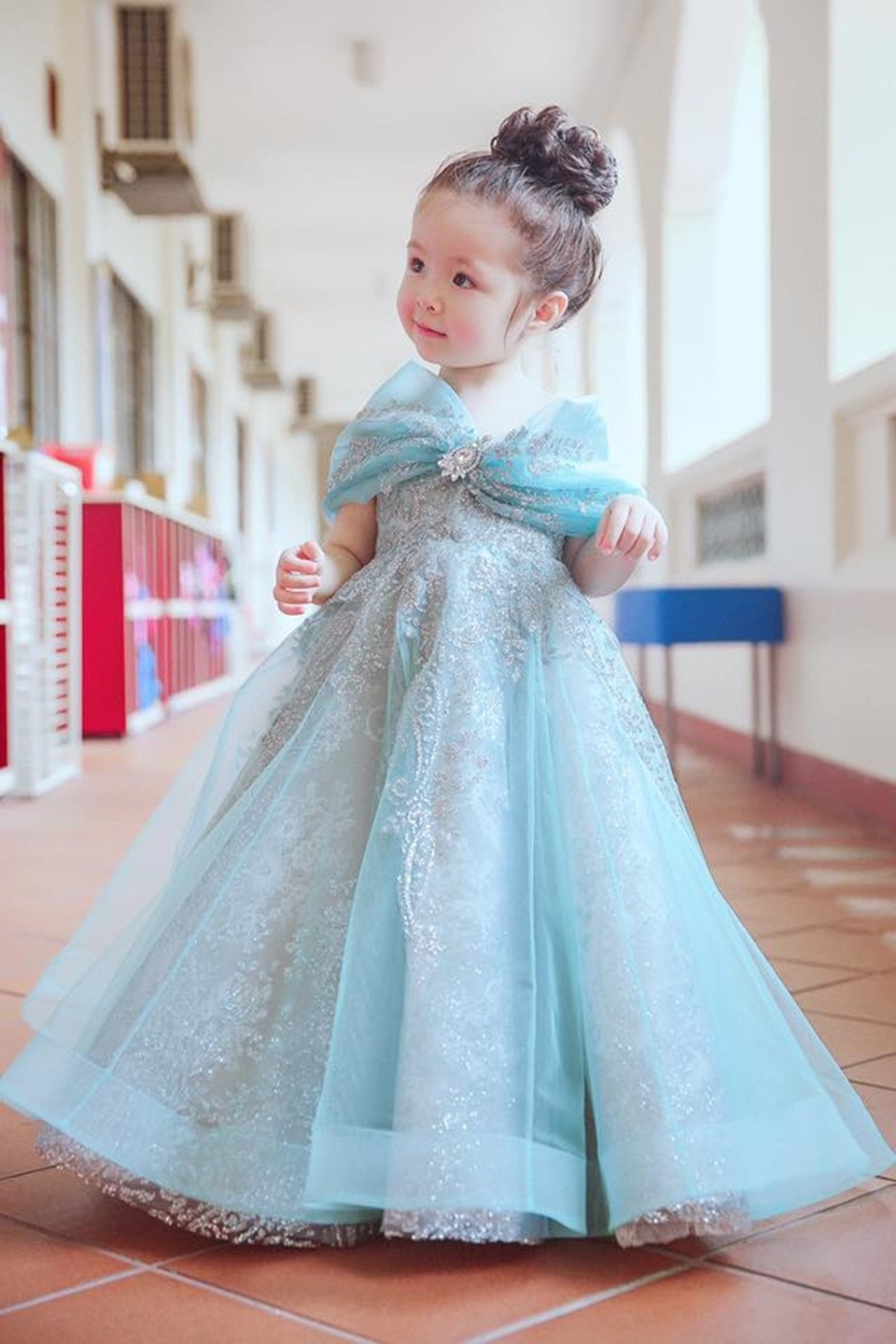 Cadie Mộc Trà “gây thương nhớ” khi hóa thành "công chúa Lọ Lem" - 4 Không ít lần, cô bé xuất hiện với những set đồ với phong cách giống hệt mẹ từ trang phục cho đến phụ kiện. Nhóc tì 2 tuổi biết tạo dáng với váy áo, giày dép, túi xách hàng hiệu không kém gì mẹ.