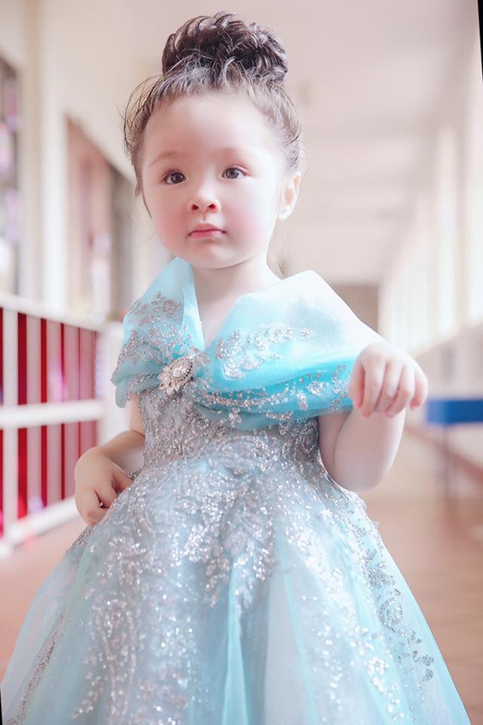 Cadie Mộc Trà “gây thương nhớ” khi hóa thành "công chúa Lọ Lem" - 9 Chiếc váy được làm kì công trong nhiều ngày, cả ngày lẫn đêm, tỉ mỉ từng đường kim mũi chỉ vì Elly Trần muốn con gái phải thật rạng rỡ.