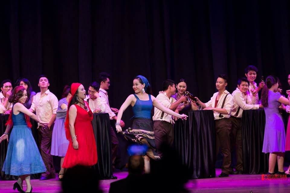 Phạm Khánh Ngọc vinh danh Việt Nam với giải Nhì opera quốc tế - 5 Phạm Khánh Ngọc (áo xanh, khăn xanh) trong vở “Carmen”.