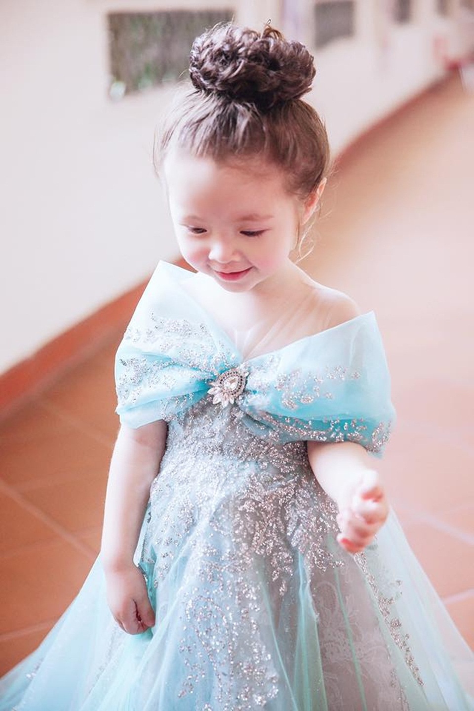 Cadie Mộc Trà “gây thương nhớ” khi hóa thành "công chúa Lọ Lem" - 2 Elly Trần là “bà mẹ bỉm sữa” vốn được biết đến là bà mẹ rất chăm chút cho phong cách thời trang của con. Ngay từ nhỏ, Cadie cũng đã được mẹ Elly Trần chuẩn bị và chăm chút rất nhiều váy áo xinh xắn đáng yêu.