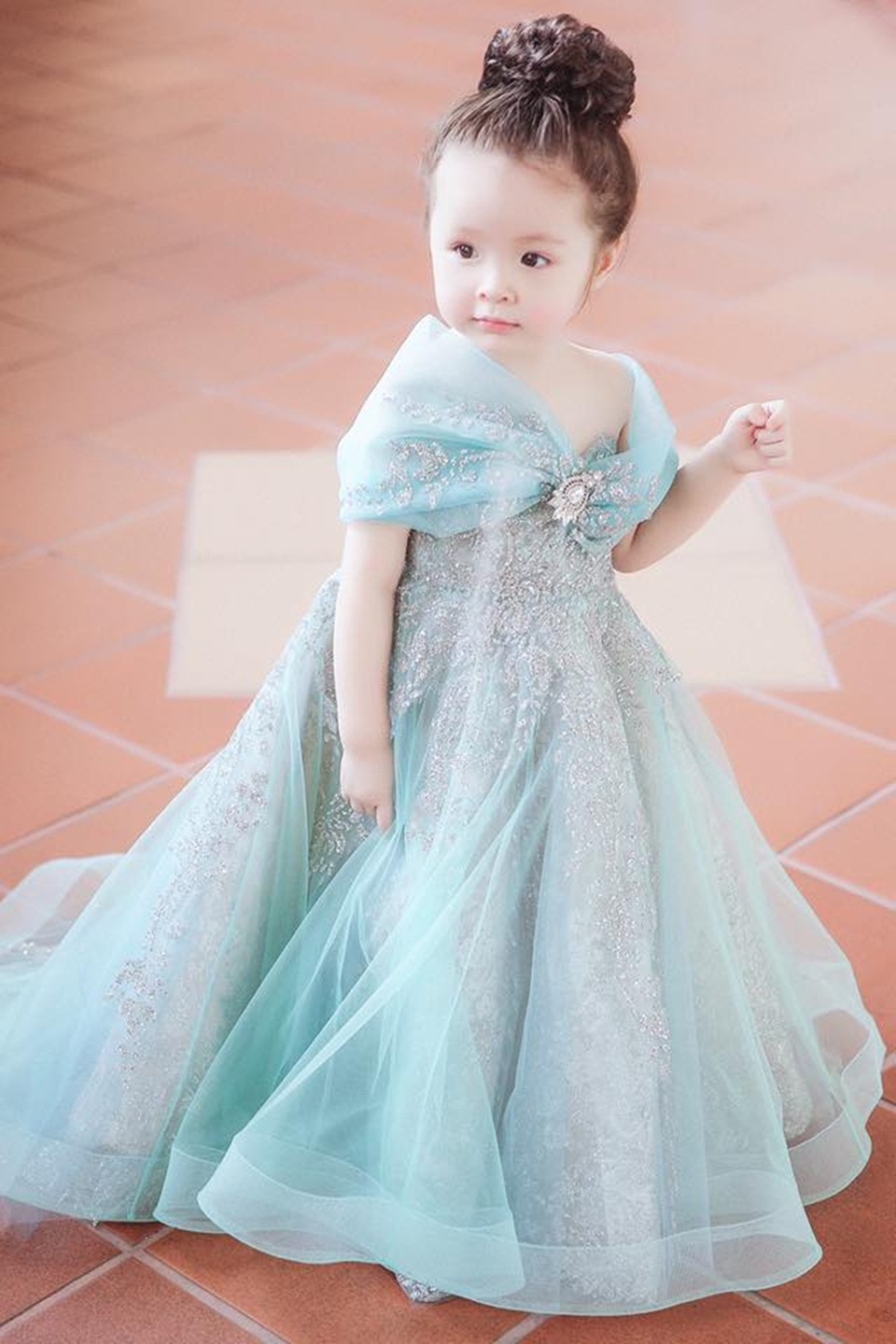 Cadie Mộc Trà “gây thương nhớ” khi hóa thành "công chúa Lọ Lem" - 3 Cô bé thường xuyên xuất hiện cùng mẹ với hàng loạt shot hình diện đồ đôi cực đáng yêu do Elly đăng tải trên Facebook cá nhân.