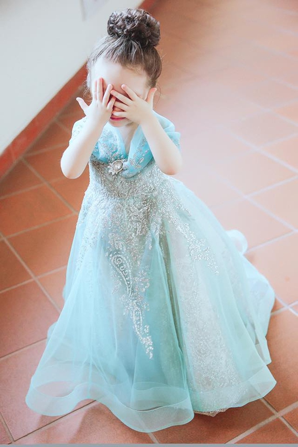 Cadie Mộc Trà “gây thương nhớ” khi hóa thành "công chúa Lọ Lem" - 8 “Quý cô Mộc Trà hoá thân thành Lọ Lem trong bài tập hoá trang thành nhân vật trong truyện cổ tích của cổ”, Elly Trần hào hứng chia sẻ với công chúng.