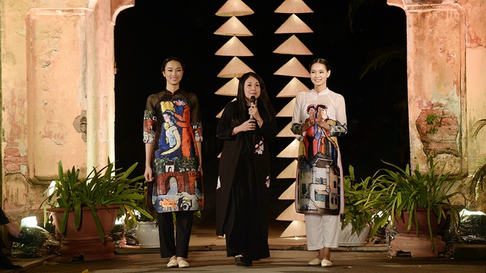 NTK Minh Hạnh giới thiệu 2 mẫu áo dài trong BST sẽ được trình làng sắp tới.