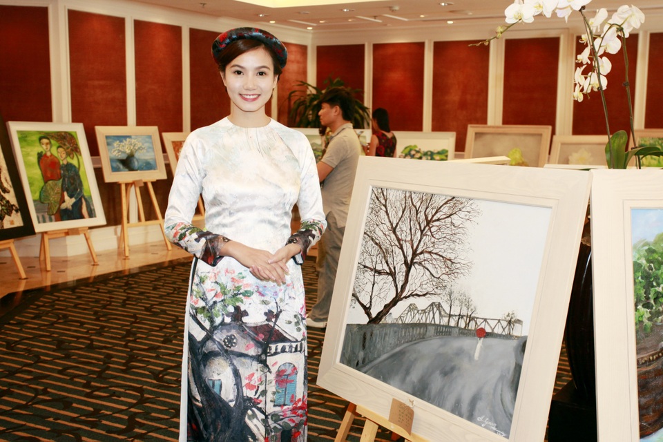 Nữ nghệ sĩ hào hứng mang áo dài Việt Nam tới Ấn Độ - 1 Lương Giang dịu dàng trong tà áo dài với họa tiết phố cổ Hà Nội.