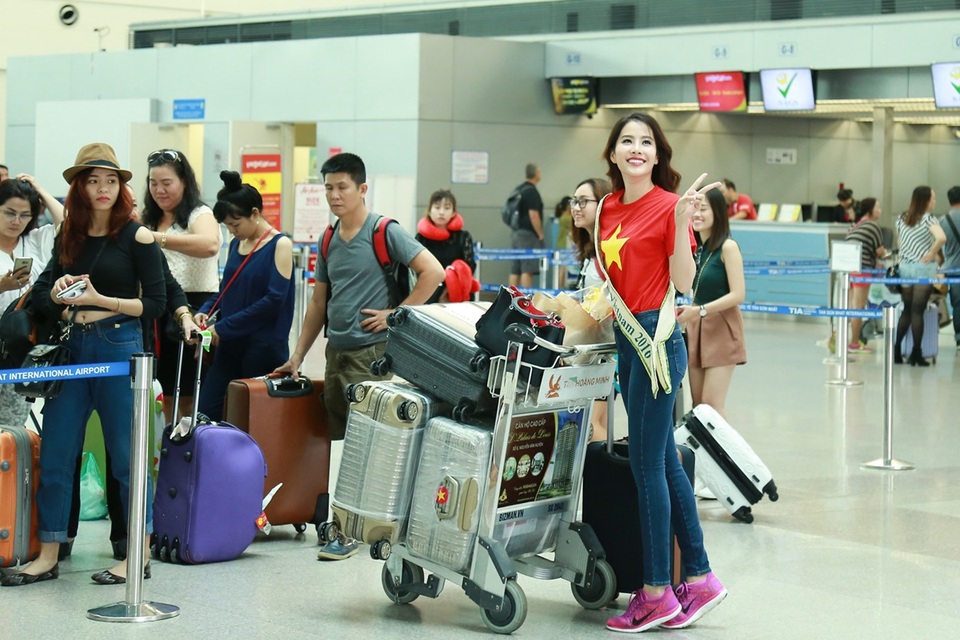 Cô mang theo số lượng trang phục, dụng cụ hơn 150 kg, trong đó cô luôn mang theo 2 đến 3 bộ cho các phần thi trang phục truyền thống và trang phục dạ hội chính thức.