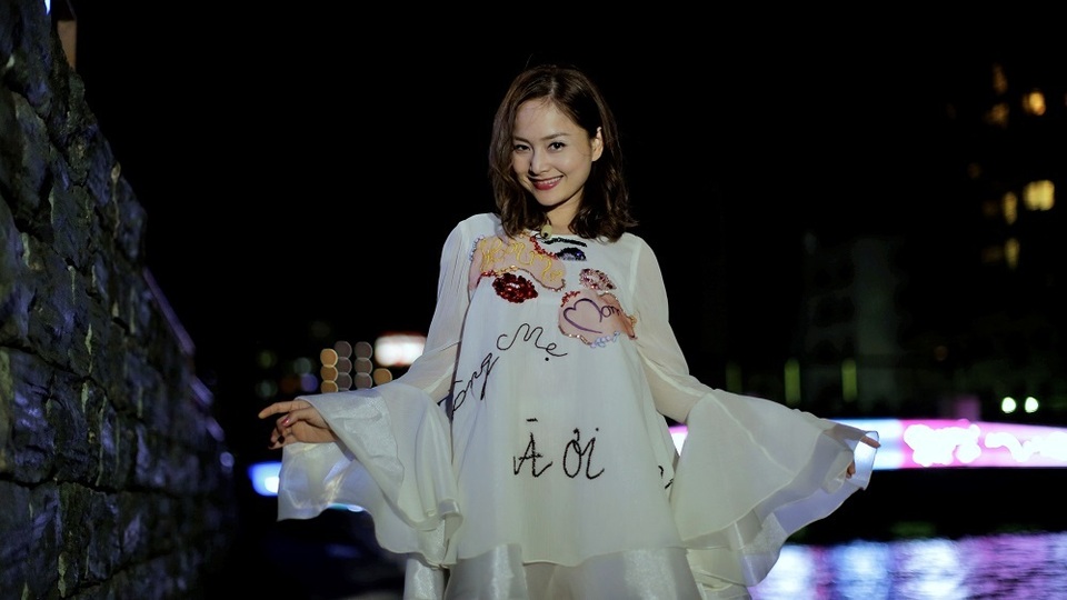 Nữ diễn viên tạo dáng bên chiếc cầu đèn LED nổi tiếng của Tokushima.