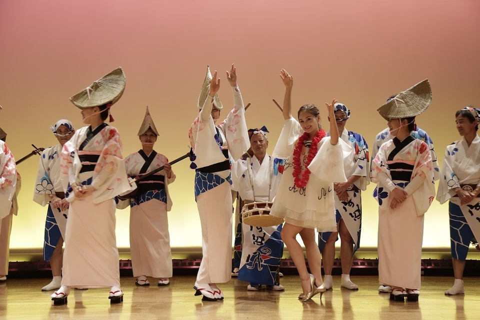 Cô cũng có dịp trải nghiệm điệu múa Awadoori. Được biết điệu múa này có lịch sử mấy trăm năm và dược người dân vô cùng yêu thích.