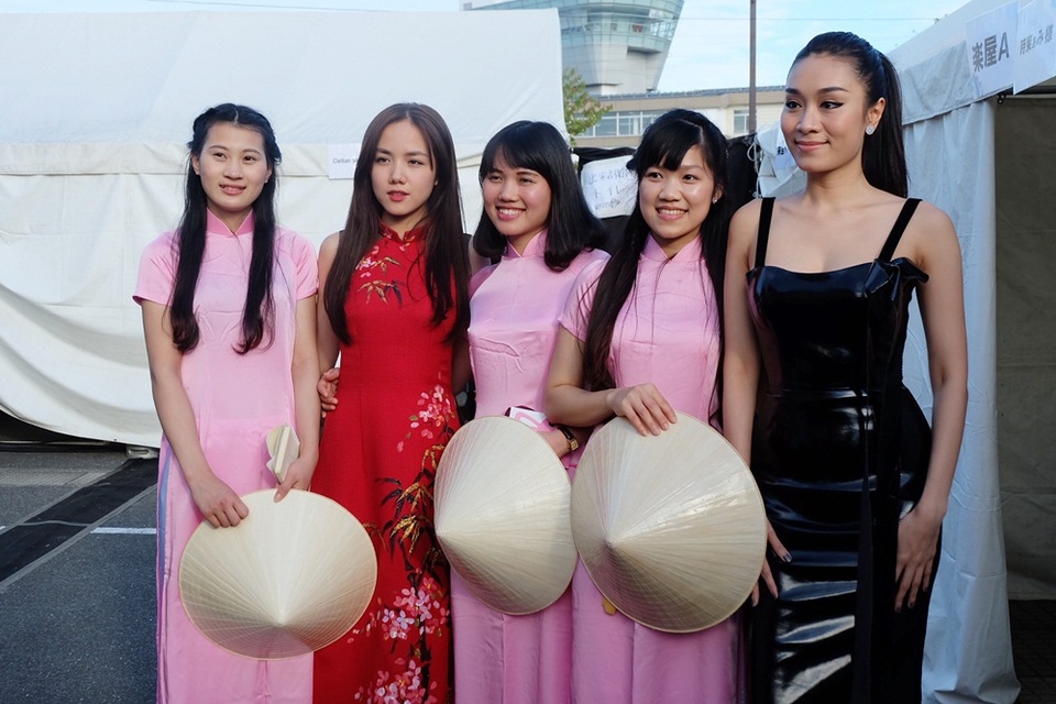 Phương Ly được nhận xét là vừa gợi cảm nhưng vẫn mang nét văn hóa dân tộc trong phần trình diễn của mình, cô còn được khen ngợi về vẻ ngoài xinh đẹp, tươi tắn của mình, một khán giả tại Nhật đã ưu ái gọi Phương Ly là “mỹ nhân người Việt”, khiến cô rất thích thú.