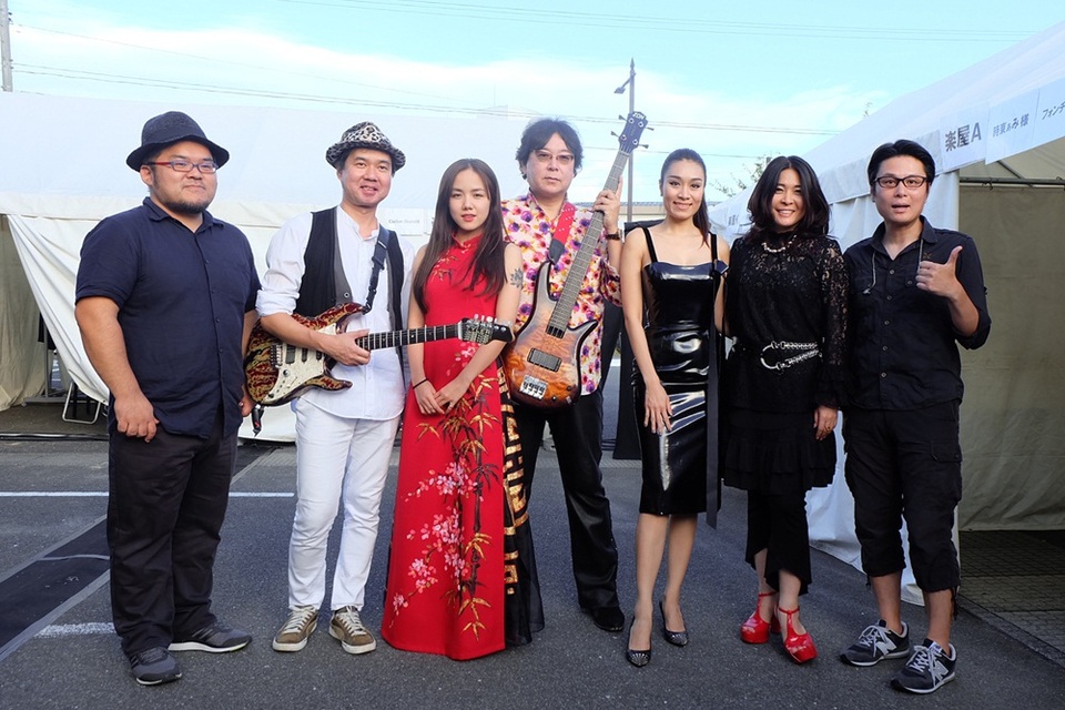 Cùng tham gia với Phương Ly lần này còn có nữ ca sĩ Minh Thư. Hai gương mặt đại diện cho Việt Nam đã để lại rất nhiều ấn tượng trong lòng khán giả Nhật Bản bằng những ca khúc tiếng Việt lẫn tiếng Nhật.