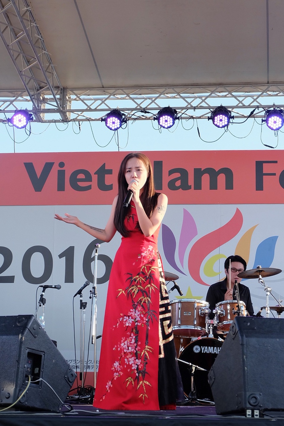 Trong chương trình lễ hội, giọng ca “Crush On You” đã khiến mọi người rất thích thú khi mặc trang phục áo dài Việt Nam cách điệu để trình diễn các ca khúc nổi tiếng “Bèo dạt mây trôi”, “Xe đạp”.
