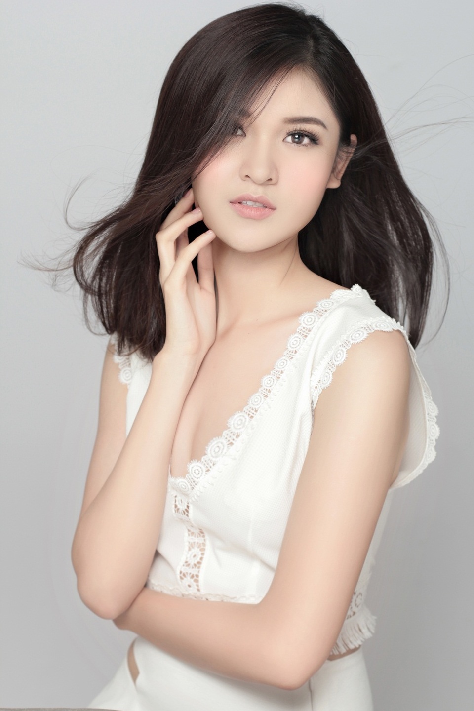 Lâu nay, nhiều người nhận xét gương mặt của cô thay đổi khá rõ tùy theo phong cách trang điểm khác nhau. Tuy nhiên, phong cách trong trẻo, nhẹ nhàng giúp Thùy Dung ăn điểm.