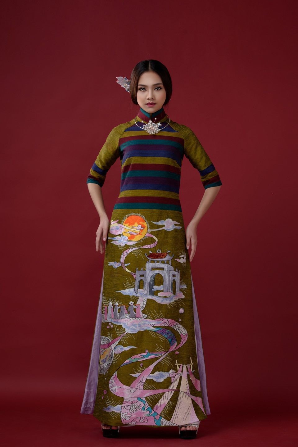 Gương mặt khả ái HHVN Tố Như hóa nàng thơ với áo dài Lan Hương - 2 Cô gái sở hữu chiều cao 1m72 với vẻ đẹp trong sáng tiếp tục lọt top 10 Hoa hậu Việt Nam (HHVN) 2016 và giành giải phụ Thí sinh có gương mặt khả ái nhất.