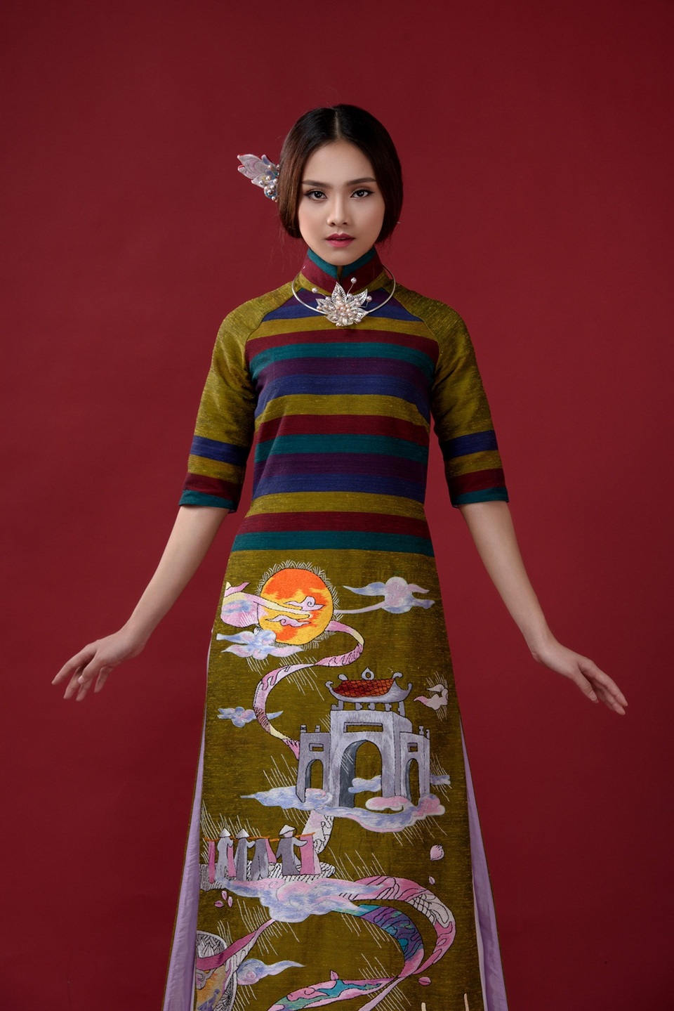 Gương mặt khả ái HHVN Tố Như hóa nàng thơ với áo dài Lan Hương - 6 Vẻ đẹp vừa phảng phất truyền thống, vừa tươi mới của Tố Như thu hút sự chú ý của khán giả khi cô xuất hiện trong các thiết kế áo dài thuộc chủ đề “Cổng làng” của NTK Lan Hương.