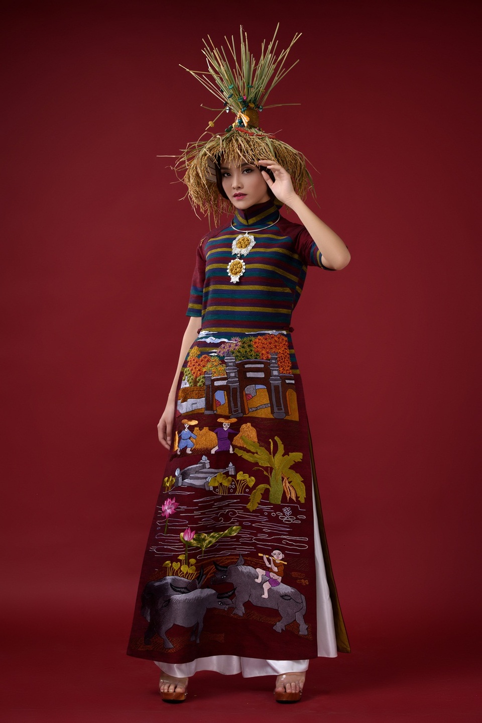 Gương mặt khả ái HHVN Tố Như hóa nàng thơ với áo dài Lan Hương - 8 Hà Nội rất đặc biệt khi trong “phố” có “làng”. Và phía sau mỗi cổng làng là một cuộc sống thanh bình, là phiên chợ quê, những câu ca dao, đồng dao, mục đồng thổi sáo, nét sinh hoạt thị dân, phong tục tập quán, làng nghề, làng cốm, làng lúa, làng hoa…