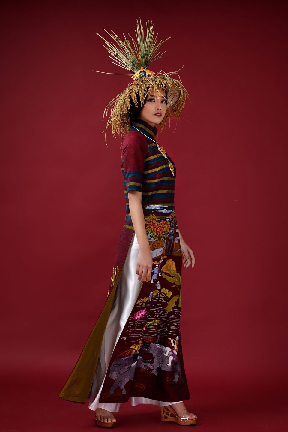 Gương mặt khả ái HHVN Tố Như hóa nàng thơ với áo dài Lan Hương - 9 Tất cả tụ hội để tạo nên một hồn quê đất Việt, một chiều sâu văn hóa, một vẻ đẹp nhuốm màu thời gian cùa Hà Nội xưa - chốn Kinh kỳ nghìn năm văn hiến.