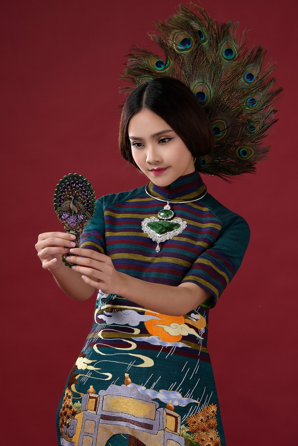 Gương mặt khả ái HHVN Tố Như hóa nàng thơ với áo dài Lan Hương - 10 Và Lan Hương đã chuyển tải những nét đẹp nhuốm màu thời gian một cách sinh động trên những tà áo dài mang chủ đề “Cổng Làng”.