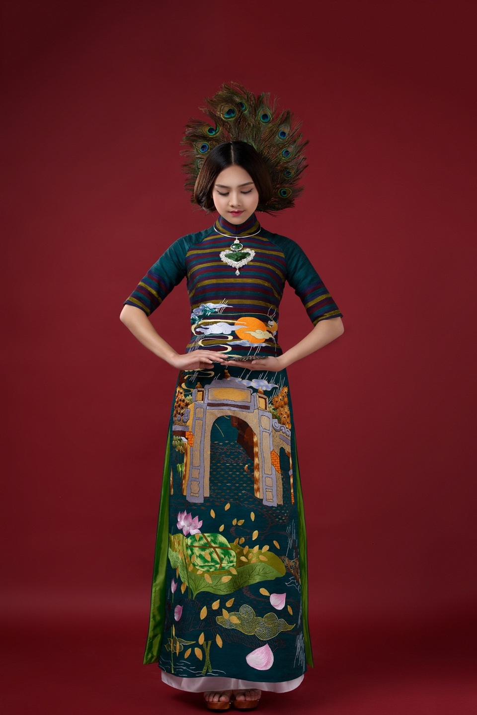 Gương mặt khả ái HHVN Tố Như hóa nàng thơ với áo dài Lan Hương - 12 Những ý tưởng sáng tạo của Lan Hương được chắp bút trên nền phác thảo của các họa sĩ Hà Nội, nghệ nhân dòng tranh Hàng Trống, sự góp mặt của nghệ nhân mỹ nghệ kim hoàn Định Công, mây tre đan Phú Vinh, sản phẩm tơ lụa của Làng nghề Vạn Phúc, nét thêu tinh tế của những người con dân làng nghề thêu Quất Động nổi tiếng.