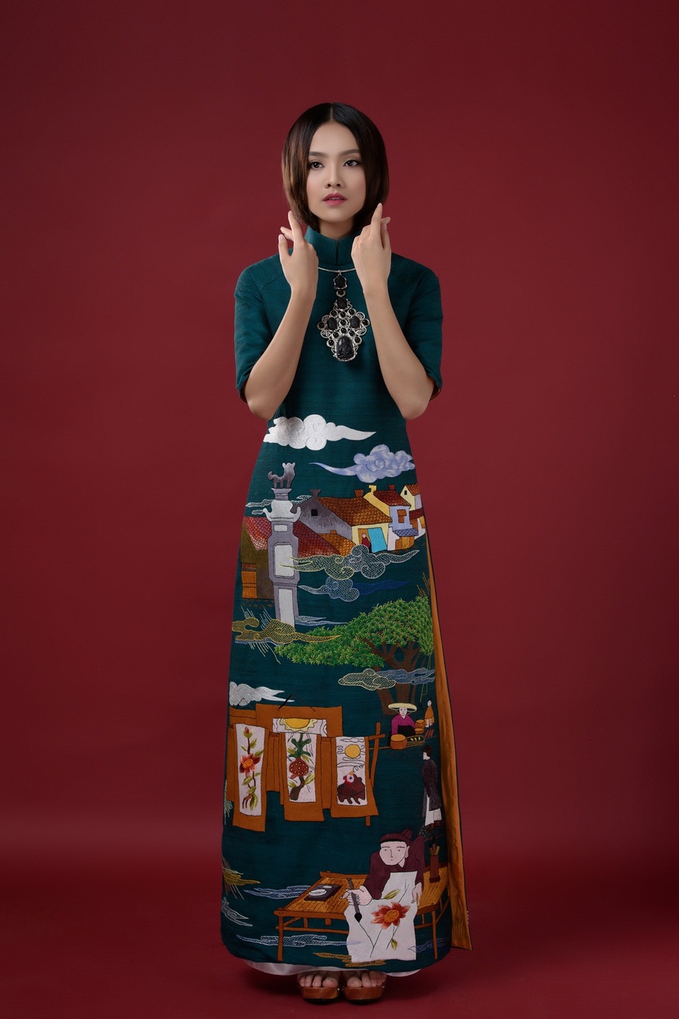 Gương mặt khả ái HHVN Tố Như hóa nàng thơ với áo dài Lan Hương - 11 “Hãy trân trọng những Cổng Làng trong phố/Hãy giữ lấy hồn quê của Hà Nội hôm nay”, đó là điều nhà thiết kế muốn gửi gắm.