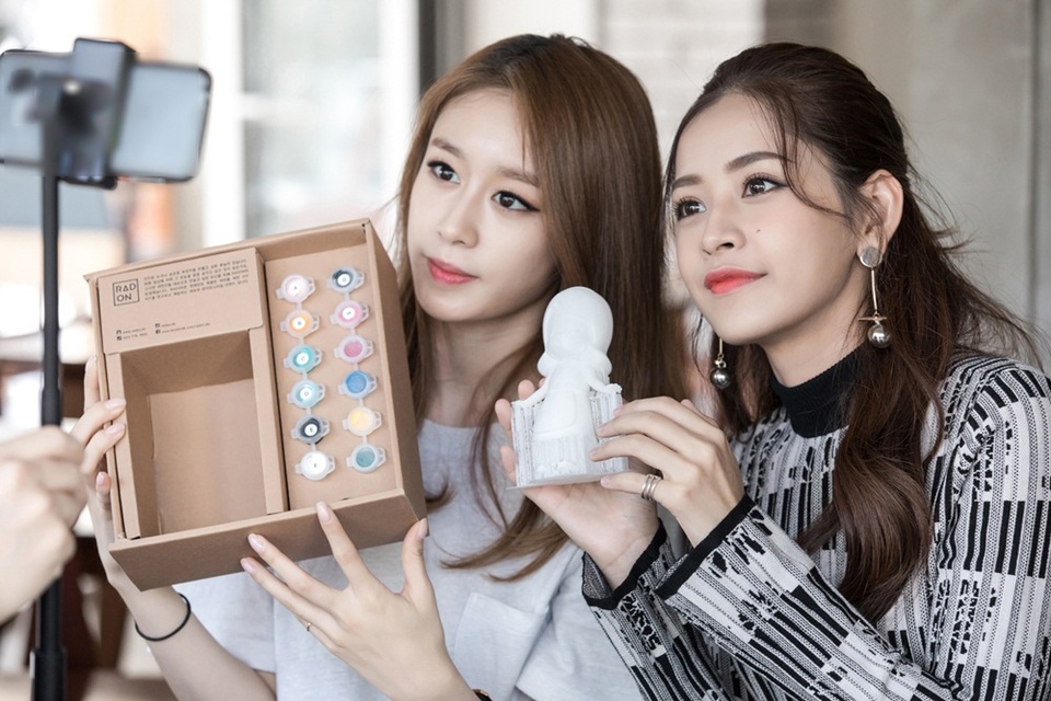 Ji-yeon (T-ara) muốn đóng phim Việt Nam cùng Chi Pu - 8
Trong khi đó, Ji-yeon tặng Chi Pu một bức tượng tô màu phỏng theo hình dáng của nữ ca sĩ...