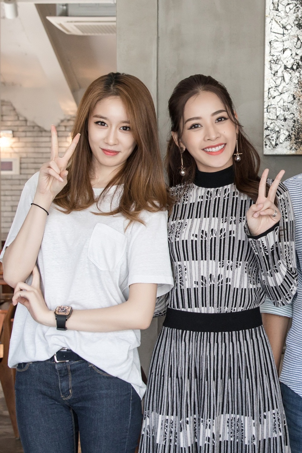 Ji-yeon (T-ara) muốn đóng phim Việt Nam cùng Chi Pu - 1
Vừa sang Hàn Quốc, Chi Pu gây bất ngờ khi có buổi gặp gỡ thân mật với Ji-yeon, thành viên xinh đẹp của nhóm T-ara. Trong khi Ji-yeon diện quần jeans áo thun trắng giản dị, Chi Pu cuốn hút với váy phối cùng khuyên tai tạo điểm nhấn. Trong cuộc trò chuyện, Ji-Yeon cảm thấy bất ngờ khi biết cả hai bằng tuổi, lại sinh cùng tháng với Chi Pu.