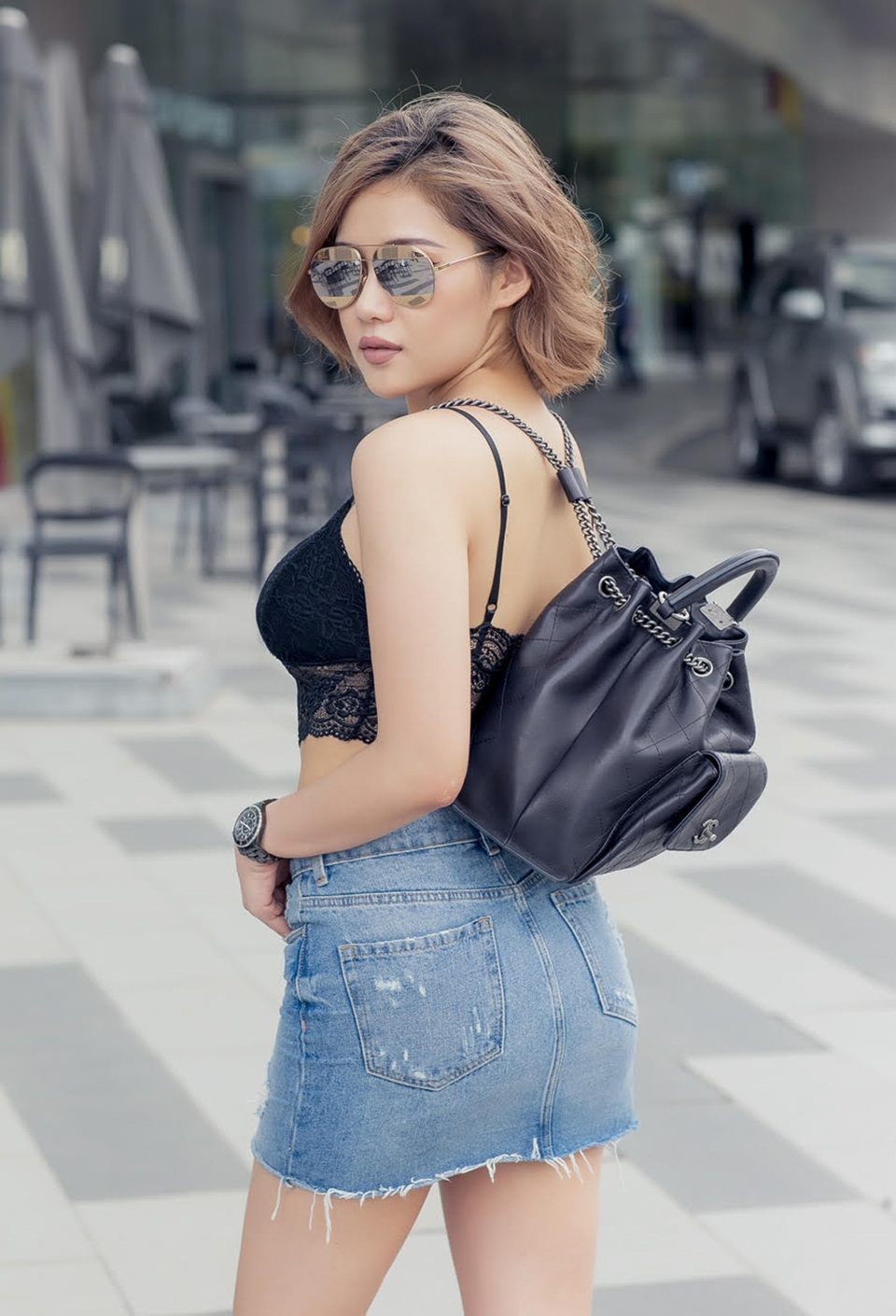 Cô thể hiện được khả năng biến hóa linh hoạt không chỉ là hình ảnh của một hot girl xinh đẹp dễ thương mà còn mang đến phong cách thời trang sành điệu chất lừ. Milan Phạm tinh tế trong các thiết kế ren lưới đầy gợi cảm. Crop top là một lựa chọn khác của cô.