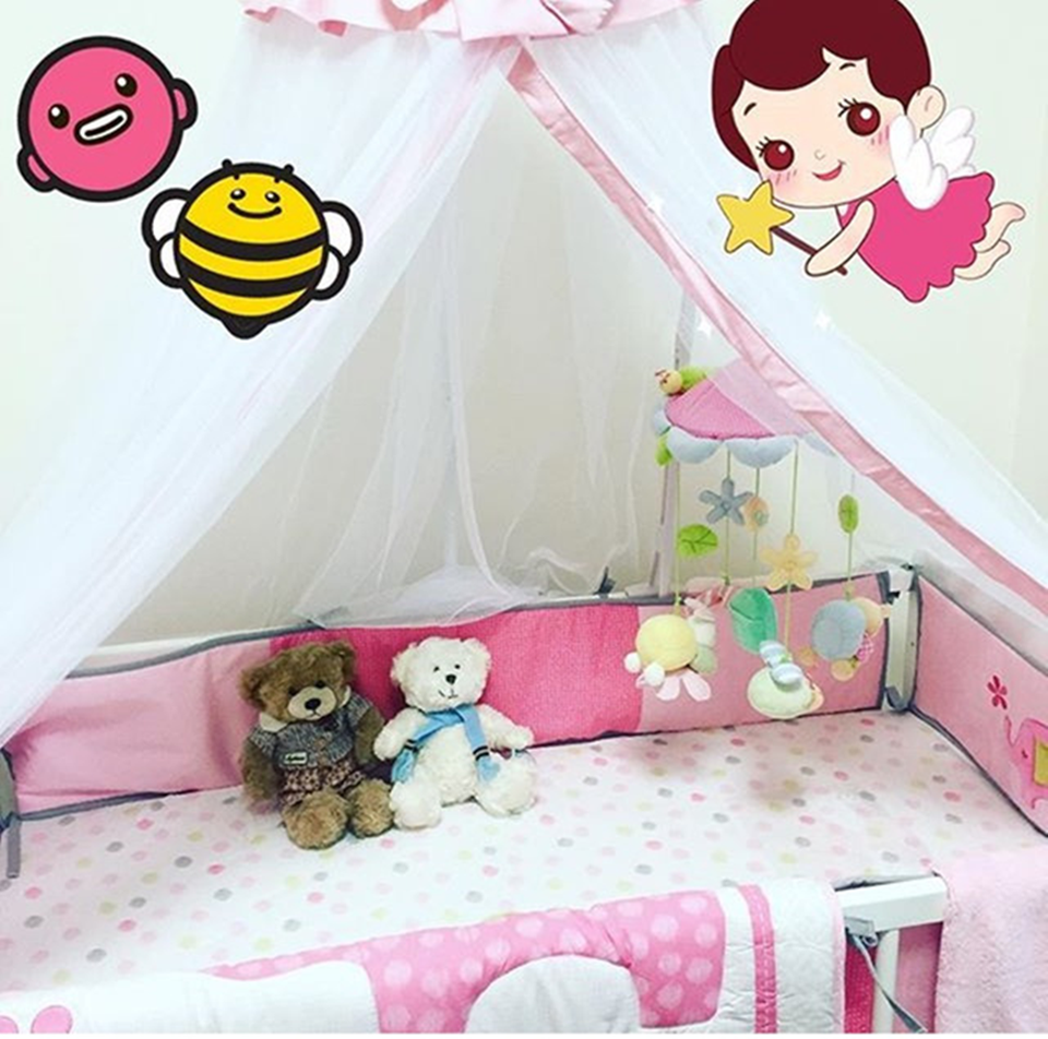 Sau nhiều ngày chờ mong, Á hậu Diễm Trang đã sinh “công chúa” đầu lòng. Bé nặng gần 3,5 kg. Julia là nickname ở nhà của bé. Một ngày sau sinh con, Á hậu Diễm Trang chia sẻ với bạn bè, người thân niềm vui đón con gái đầu lòng. “Finally my little Julia comes to this world” (Cuối cùng thì Julia bé bỏng của mẹ cũng chào đời). Hình ảnh về em bé được Á hậu giữ kín.