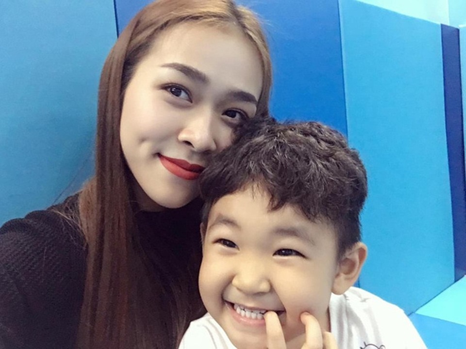 Loạt sao ghi dấu ấn Việt Nam tại các sự kiện quốc tế - 9 Sau cuộc hôn nhân đổ vỡ, Diệp Bảo Ngọc cân bằng cuộc sống bằng cách mở công ty riêng song song việc nuôi dạy con trai khỏe mạnh. Họ chia tay trong hòa bình và hiện giữ mối quan hệ bạn bè. Quan điểm của cô là quá khứ nên đẩy lùi phía sau. Cô nghĩ rằng, sau này con trai lớn lên chỉ cần hiểu đơn giản rằng, bố mẹ không hợp nhau nên không sống chung.