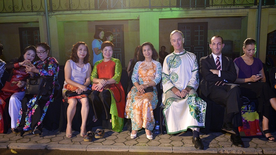 Các vị khách quốc tế thích thú thưởng lãm vẻ đẹp của tà áo dài Hà Nội.