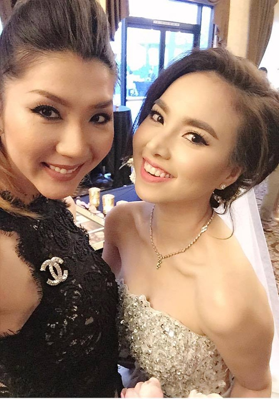 Victor Vũ - Đinh Ngọc Diệp kín tiếng làm đám cưới ở Mỹ - 3 Nhiều bạn bè đã vào bình luận chia sẻ: “Hoa dã quỳ một thời say mê mãi yêu mãi nhớ Đinh Ngọc Diệp (Ánh Dương) Ngọc Quyên (Ánh Nguyệt)”.Sau nhiều năm, hai chị em đều đã có được hạnh phúc cho riêng mình.