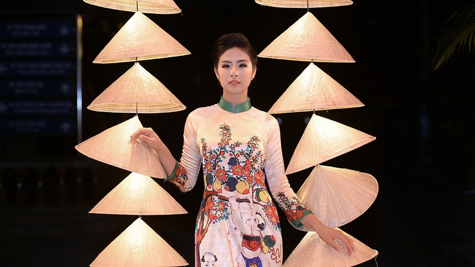 Hoa hậu Ngọc Hân trong một thiết kế áo dài do chính cô thực hiện.