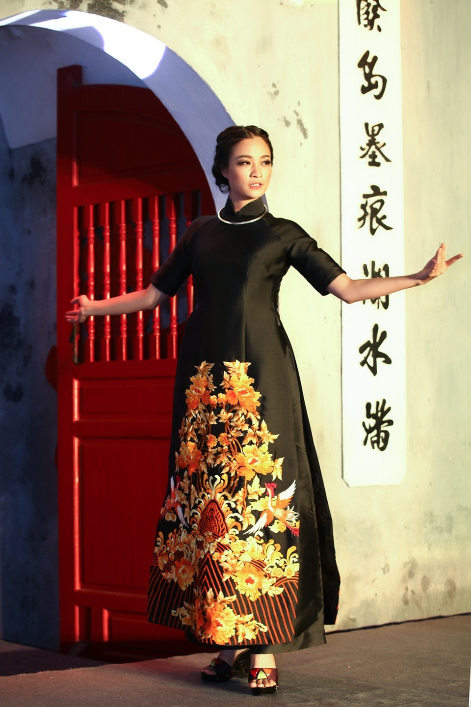 Mặt nước Hồ Gươm, Tháp Rùa, cây liễu rủ bên Hồ, cảnh sắc hoa lá, trời thu, dãy phố cổ rêu phong, cổng làng, làng lúa, làng hoa,… Tất cả những nét sinh hoạt gần gũi của đời sống thường nhật nơi đô thị xưa đã trở thành ý tưởng sáng tạo và được thể hiện thật chân thực.