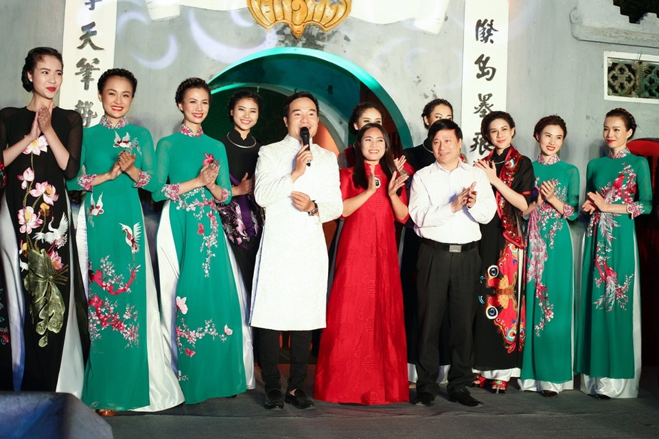 Tối 10/10, nhân kỉ niệm 62 năm ngày Giải phóng Thủ đô (10/10/1954-10/10/2016), Sở Văn hóa và Thể thao Hà Nội tổ chức chương trình thời trang nghệ thuật với chủ đề “Hương sắc tháng Mười”.