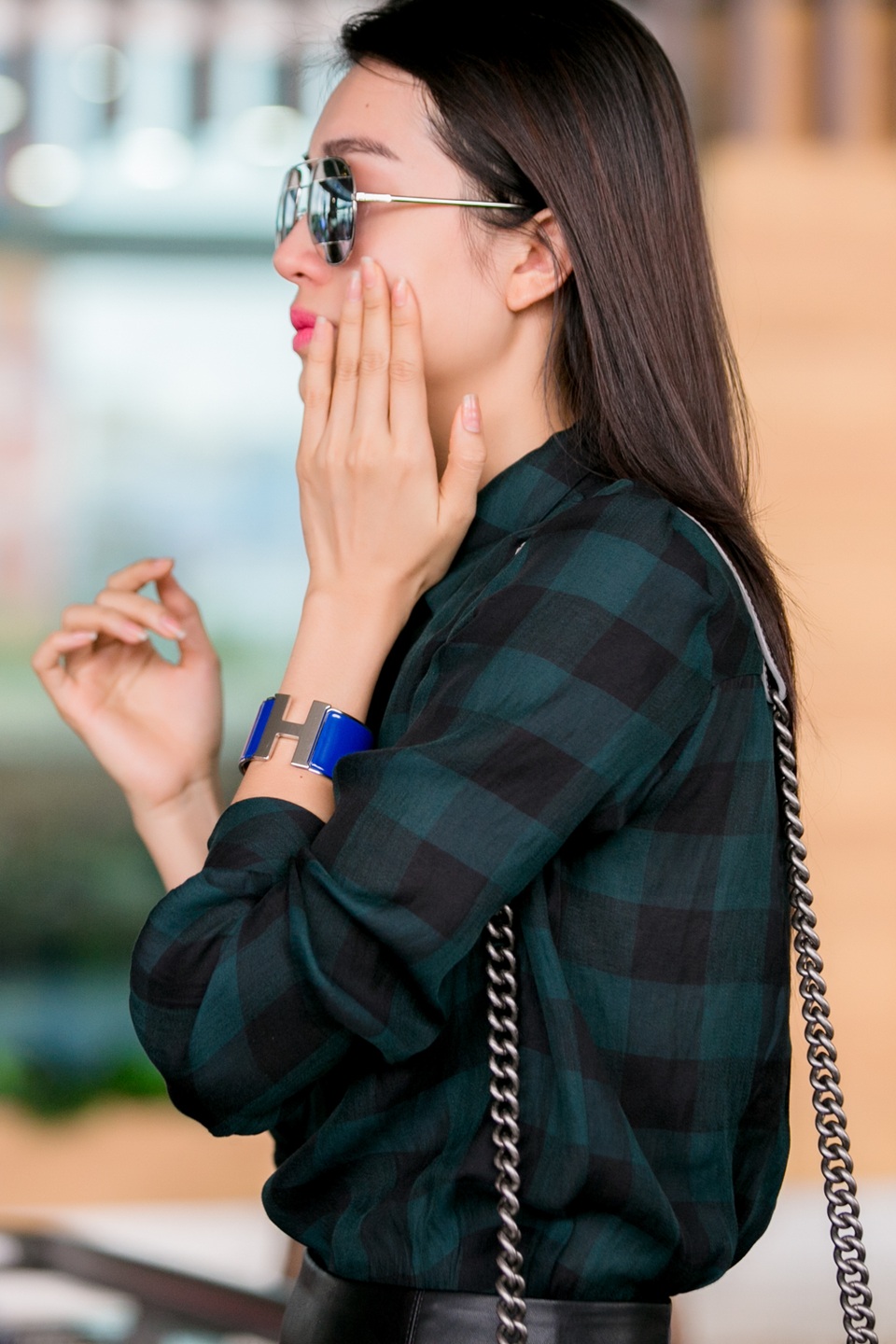 Tuy nhiên, việc bố mẹ định cư hẳn ở Mỹ cùng chị gái khiến tôi có chút buồn bã vì khoảng cách quá xa, không biết bao lâu mới có thể sắp xếp thời gian để gia đình đoàn tụ được, Á hậu Hoàn vũ chia sẻ. Lệ Hằng hi vọng trong tương lai sẽ có nhiều chuyến sang Mỹ để tiện thể thăm bố mẹ. Bên cạnh đó, cô hiện sắp xếp lịch trình để Tết Âm lịch này có thể đoàn tụ cùng gia đình tại Mỹ.