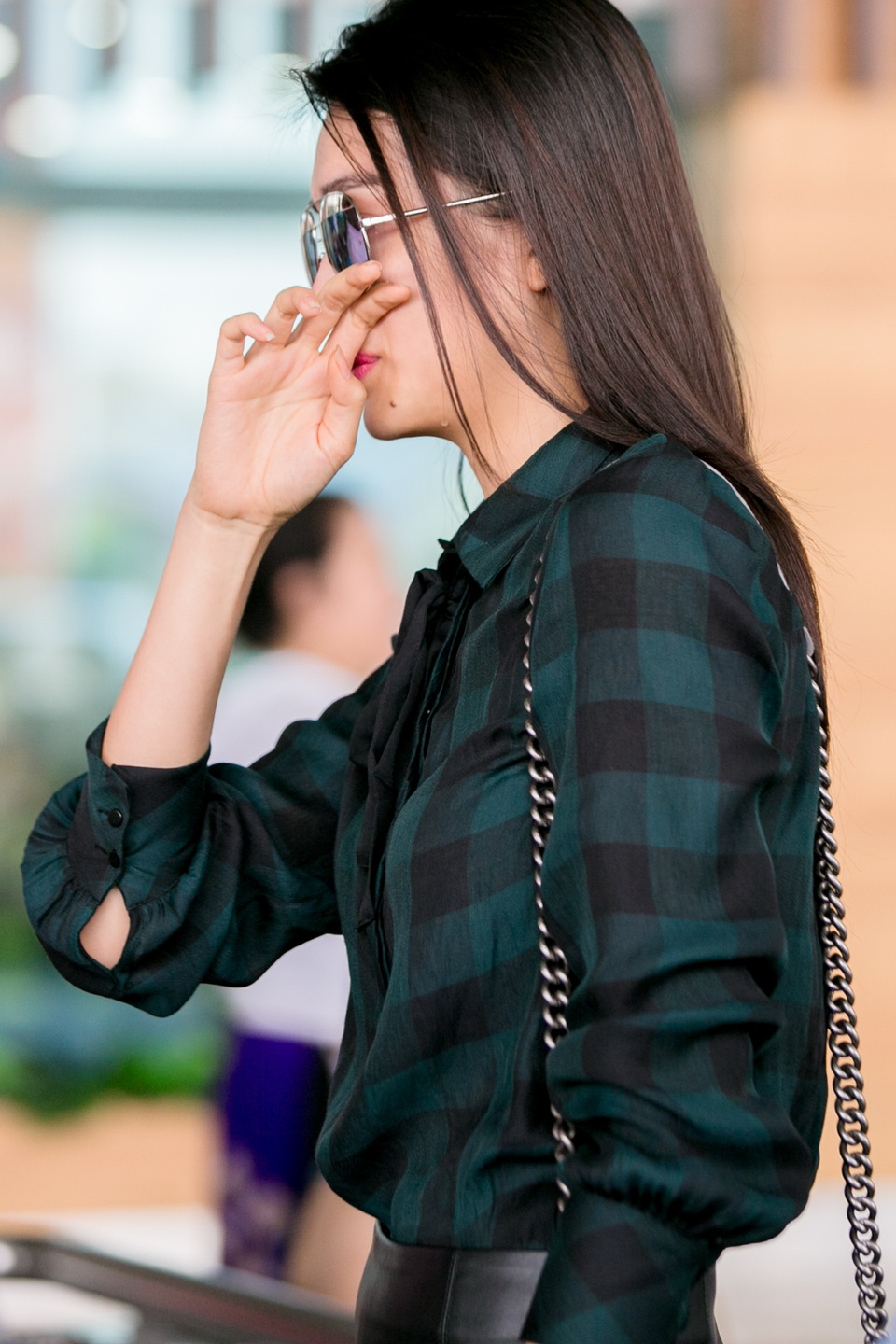 Người đẹp vì quá xúc động đã rơi nước mắt.