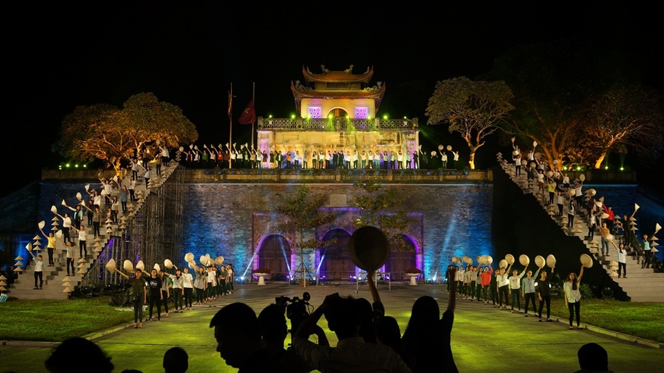 Vào tối 13/10, các Học viện Phụ nữ đã miệt mài tổng duyệt cho Festival Áo dài Hà Nội 2016 bên cạnh dàn người mẫu chuyên nghiệp, đội ngũ nhà thiết kế, dàn nghệ sĩ kì cựu và các ca sĩ khách mời.