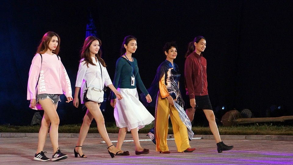 Dàn người mẫu xuất hiện cùng NSND Minh Châu.