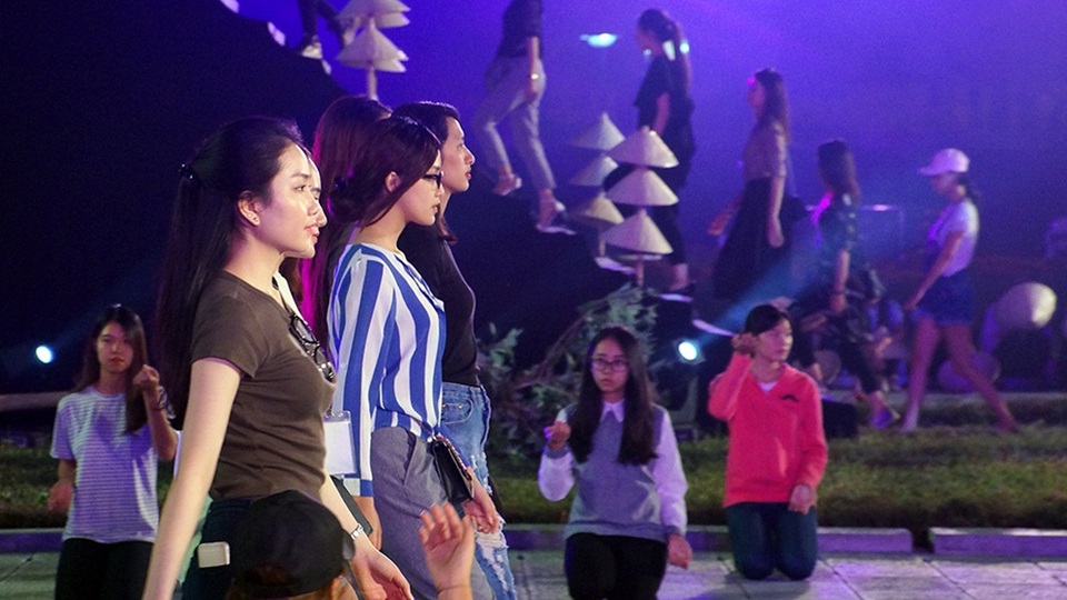 Xuất hiện trong dàn người mẫu là Tố Như (áo trắng xanh) - người đẹp bước ra từ cuộc thi Hoa hậu Việt Nam 2016.